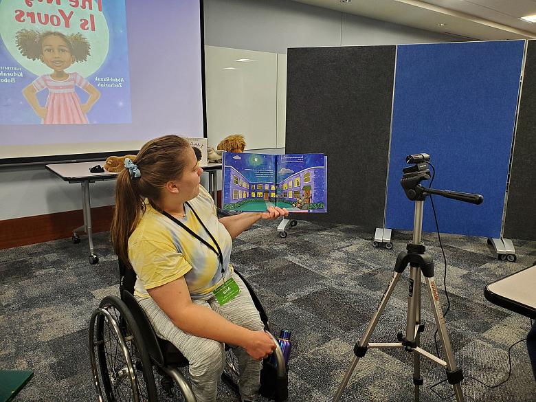 Ana Kohout '21 hosting a virtual story time at 海德堡公共图书馆.