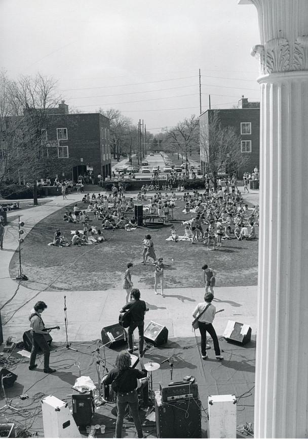 Spring Day 1985 band and crowd