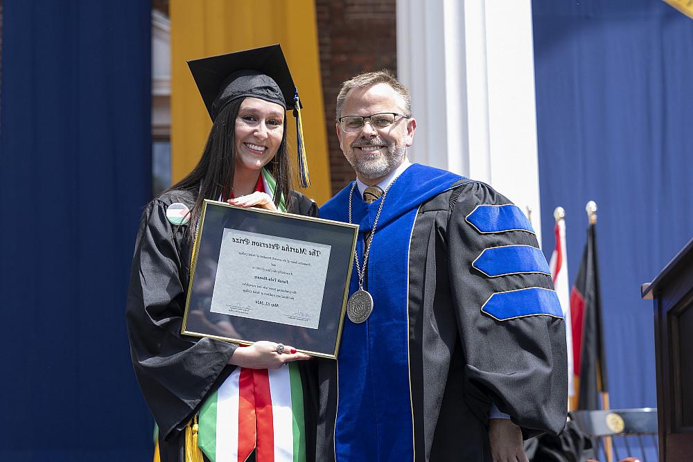 法拉Tolu-Honary'24 receiving the Martha Peterson Prize.