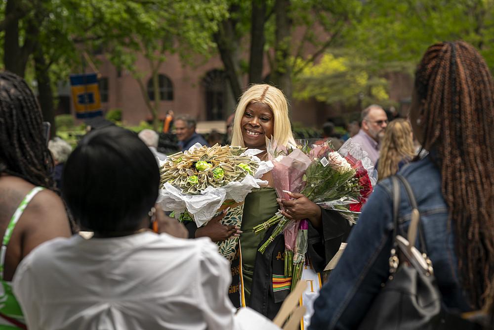 Shakira Wilson receiving armfulls of flowers 和 bouquets from family 和朋友.