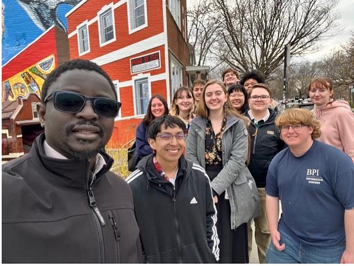 Dr. Gana Ndiaye和Logan博物馆助理馆长Leeann Ream with ANTH 275 Global Cities students.