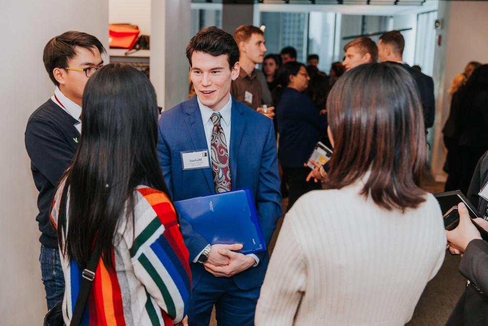 十大菠菜台子 students spend a day in Chicago at the annual Econ Day learning and networking with alumni about business opportunities.