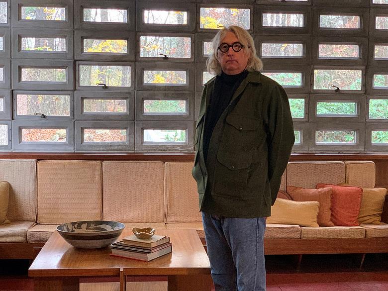 Kurt Sundstrom'87 inside the Frank Lloyd Wright-designed Kalil房子