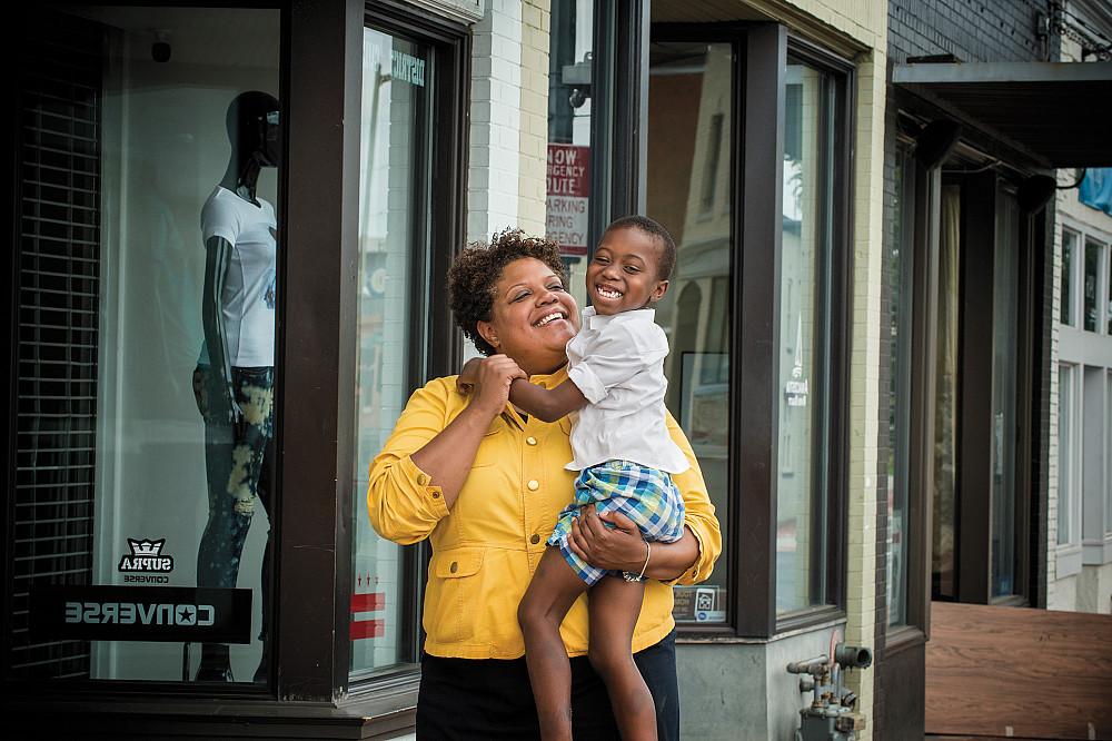 Snowden with her son Malik in the Anacostia neighborhood of D.C. 她说他是她的灵感来源...